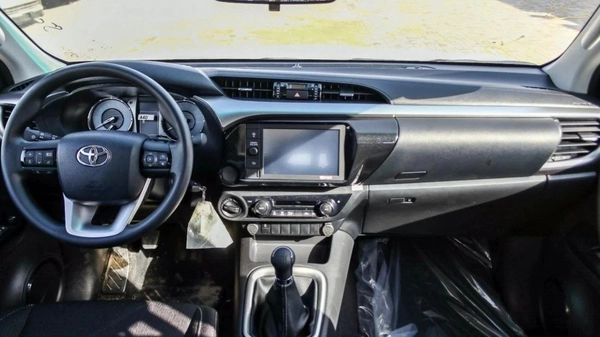 Toyota Hilux  SR5 2.4L MT DIESEL 2024