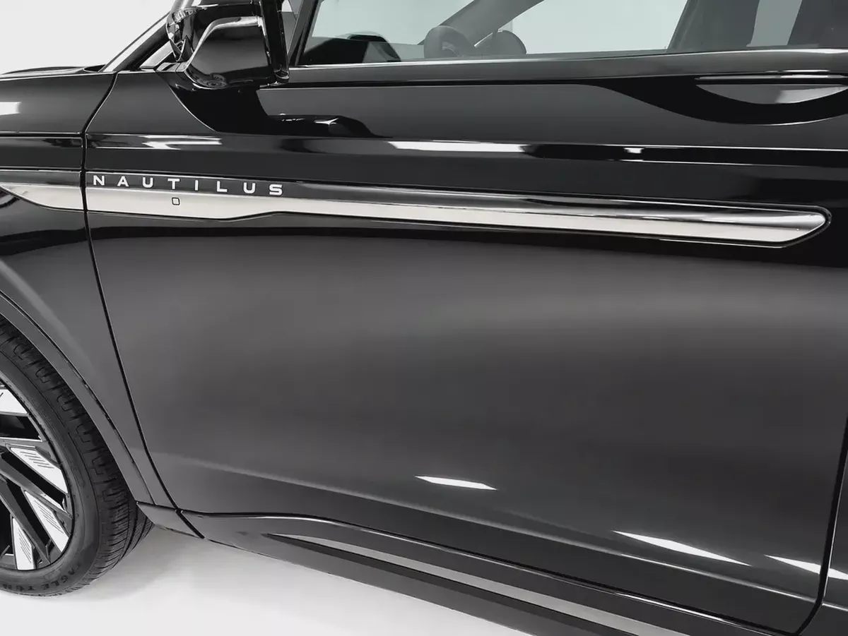 2025 Lincoln Nautilus-9-9