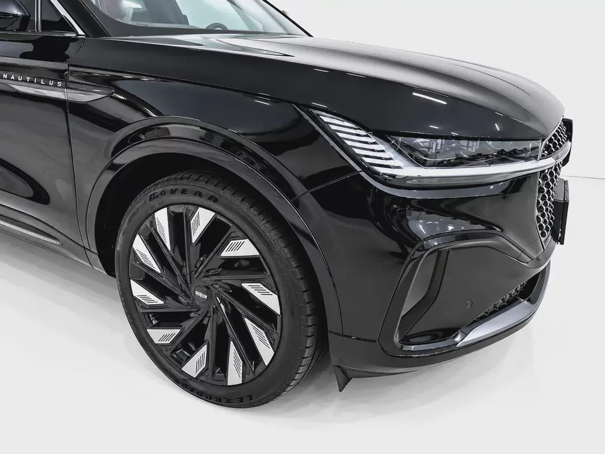 2025 Lincoln Nautilus-3-3