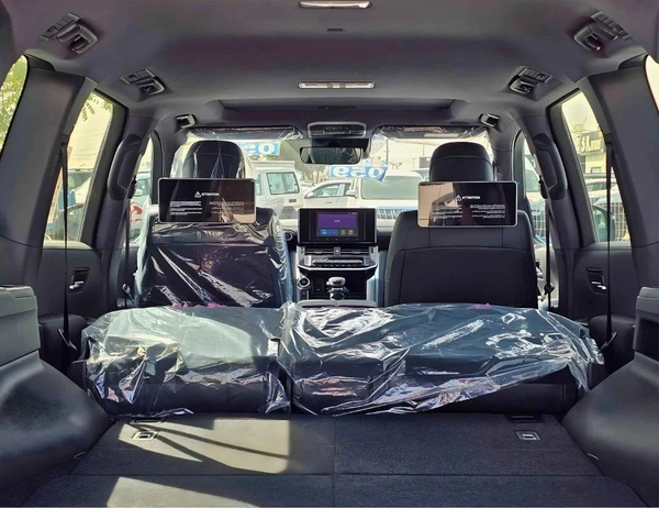 Toyota Land Cruiser GXR HIGH OPTION / RADAR / REAR ENTERTAINMENT SCREENS (CODE # GXR41H)