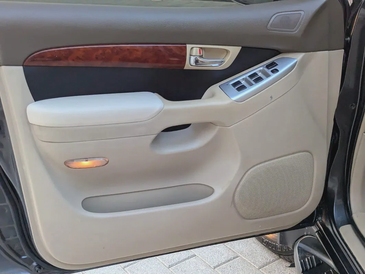 Toyota Prado GX 2004 V4 2.7L | GCC Specs | Reliable SUV-8-8