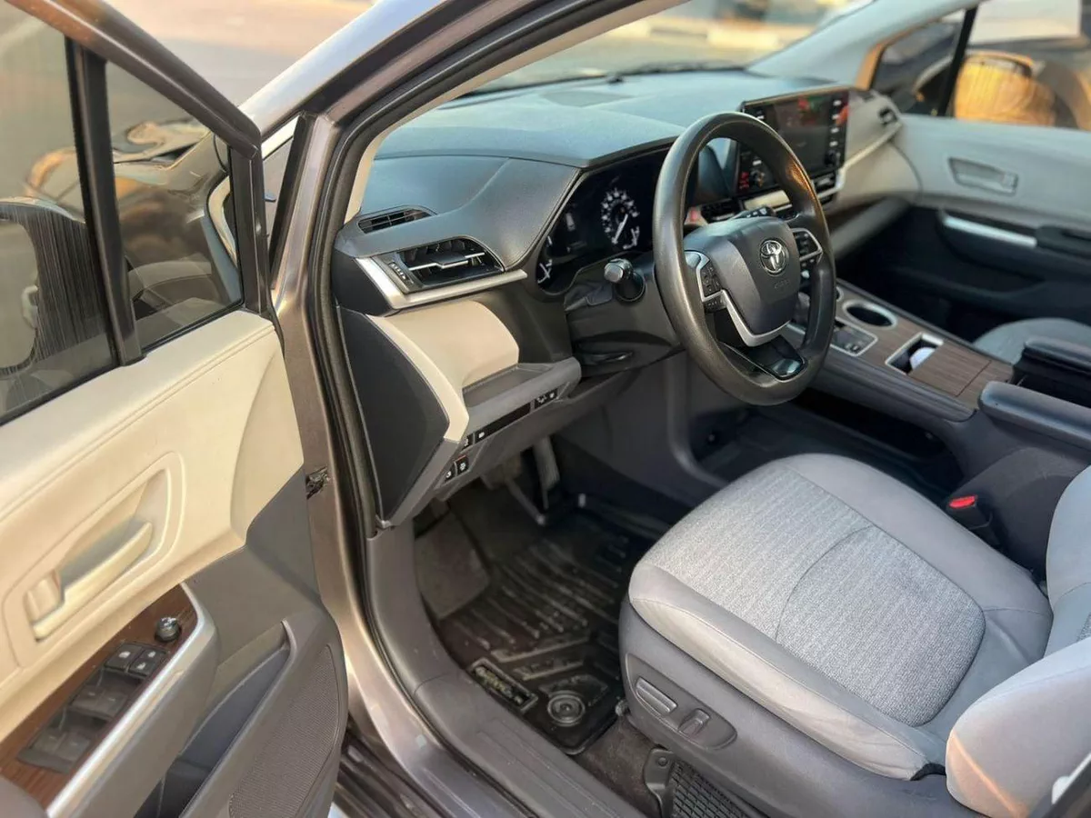 Toyota Sienna LE 2021 Toyota Sienna Hybrid 2.5L V4 - 7 Seater Doors Full Auto With Radar --13-0