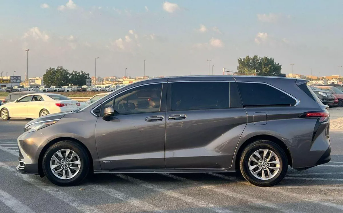 Toyota Sienna LE 2021 Toyota Sienna Hybrid 2.5L V4 - 7 Seater Doors Full Auto With Radar --3-0