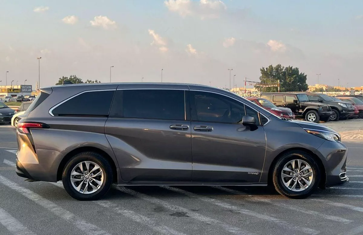 Toyota Sienna LE 2021 Toyota Sienna Hybrid 2.5L V4 - 7 Seater Doors Full Auto With Radar --4-0
