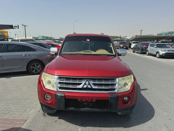 Mitsubshi pajero 2009 red color GCC calen car
