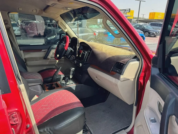 Mitsubshi pajero 2009 red color GCC calen car