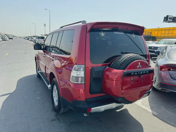 Mitsubshi pajero 2009 red color GCC calen car