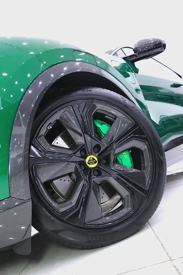 LOTUS ELETRE R+ 900 SPORT GCC IN FULL CARBON