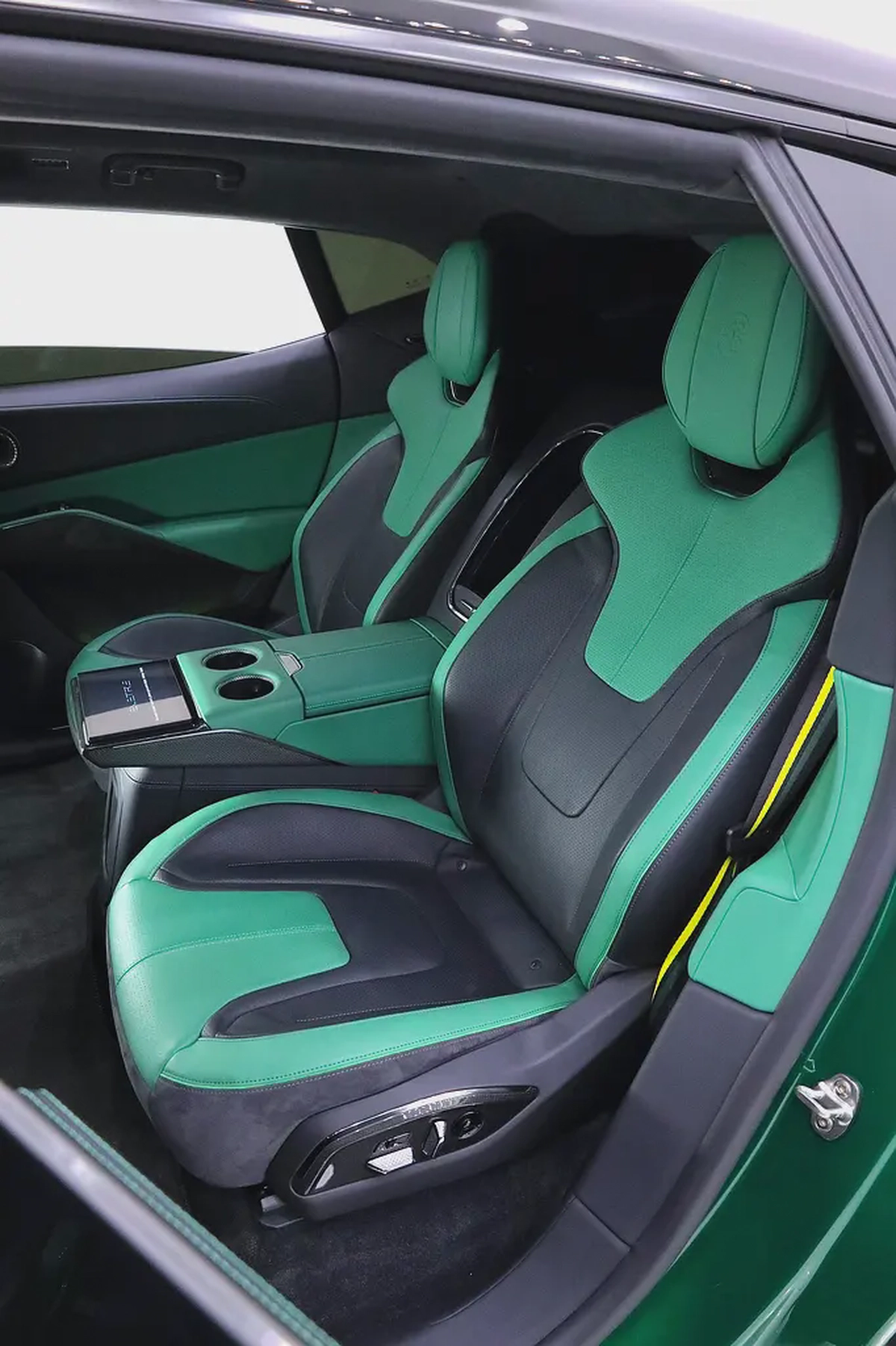 LOTUS ELETRE R+ 900 SPORT GCC IN FULL CARBON