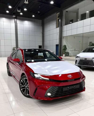2026 TOYOTA CAMRY LUMIERE RED HEV 2.5L HYBRID-10
