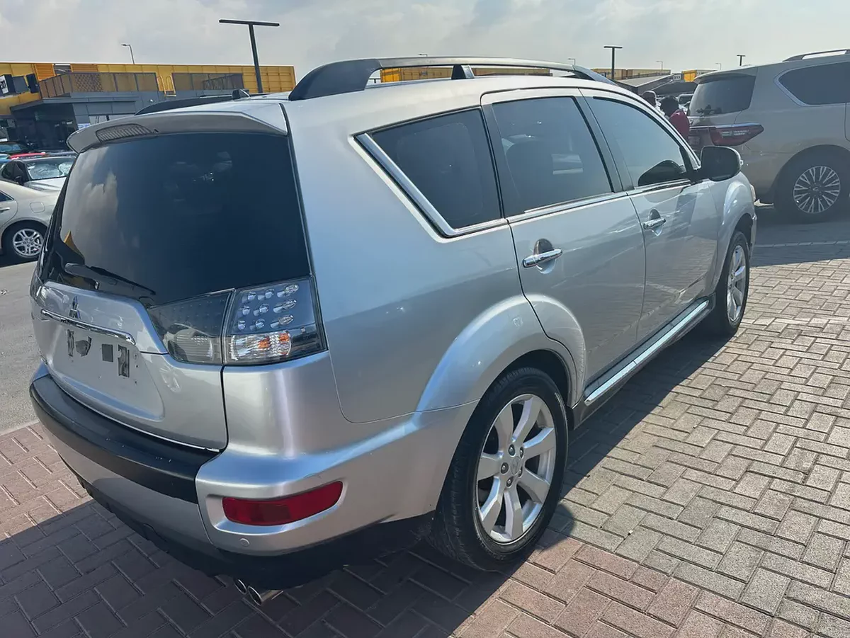 Mitsubshi outlander 2013 fullopshin silver color GCC-7-7