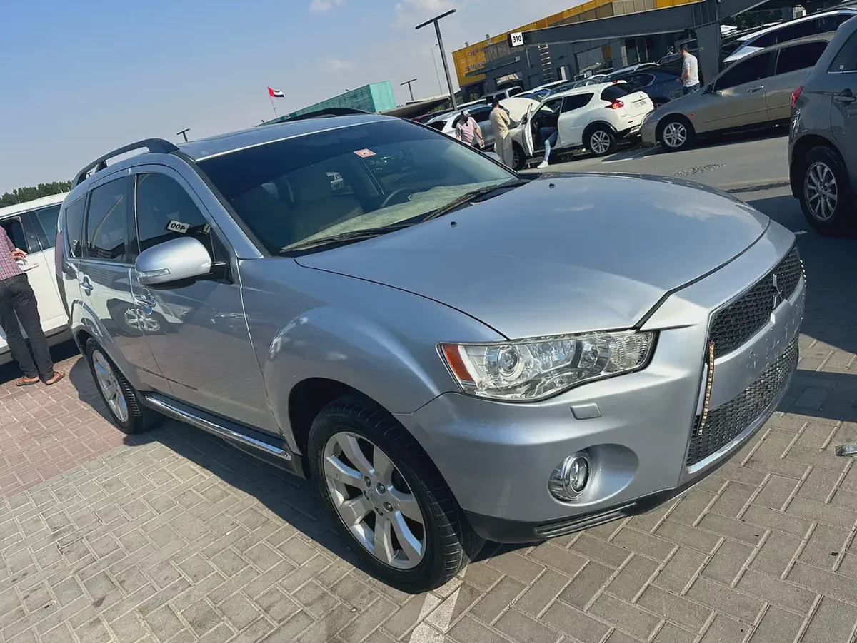 Mitsubshi outlander 2013 fullopshin silver color GCC-8-8