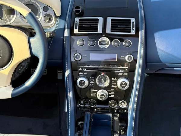 ASTON MARTIN VANTAGE S Cabriolet | 4.7L V8 | 2014 | GCC SPECS