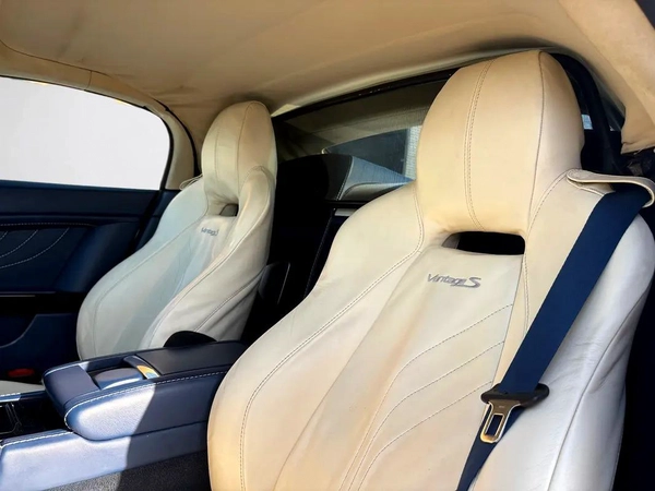 ASTON MARTIN VANTAGE S Cabriolet | 4.7L V8 | 2014 | GCC SPECS