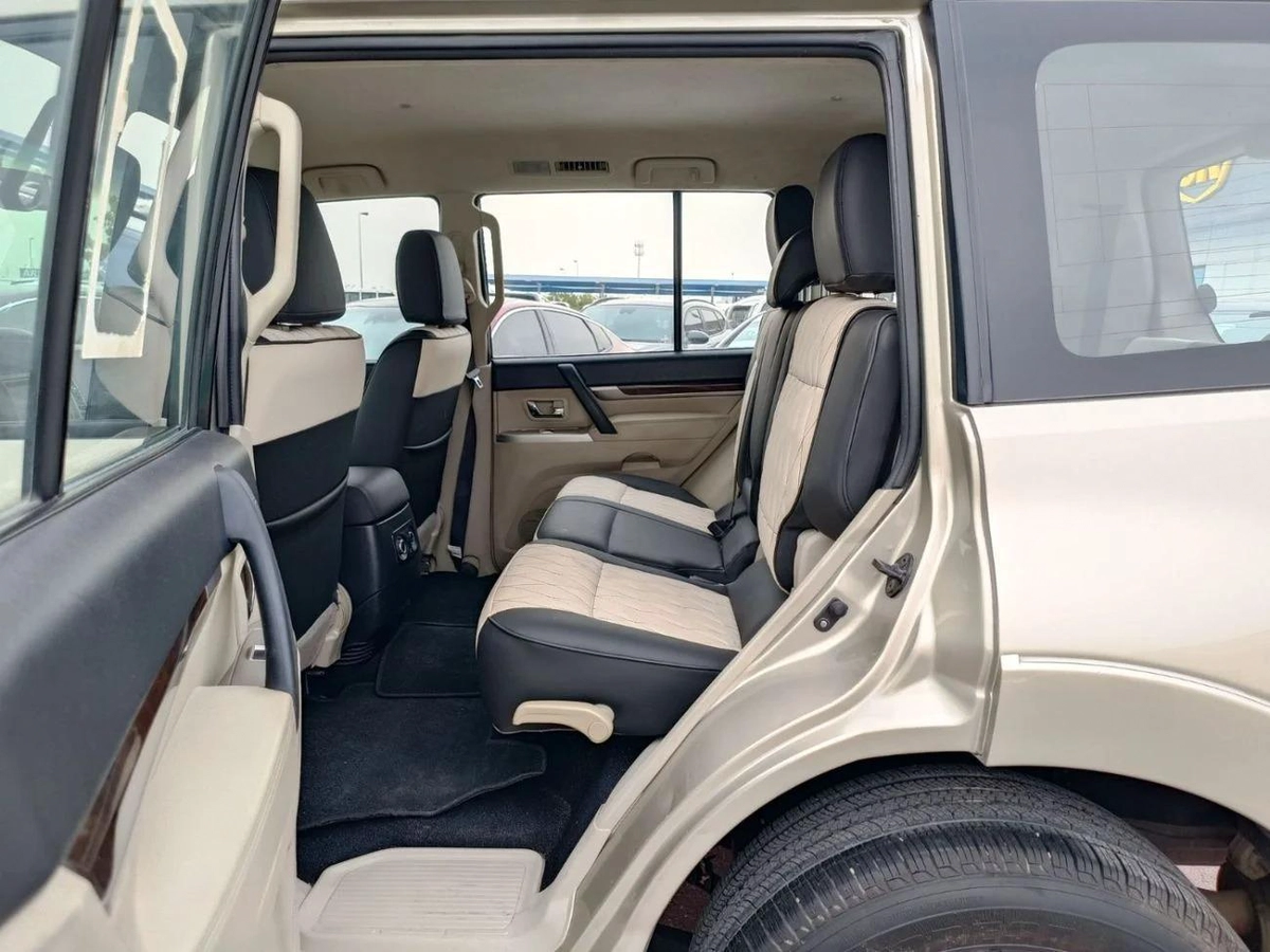Mitsubishi Pajero GLS / 3.5 4WD V6 / LEATHER /LOT# 16714