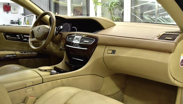 Mercedes Benz CL63 AMG ( 2011 Model ) in White Color GCC Specs