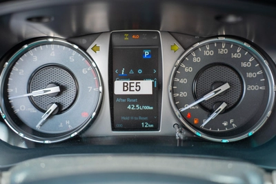 TOYOTA HILUX SR5 2.7 MODEL 2025 GCC AUTOMATIC FULL OPTION-2