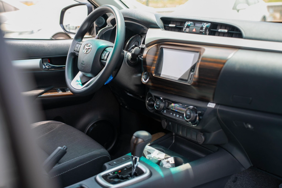 TOYOTA HILUX SR5 2.7 MODEL 2025 GCC AUTOMATIC FULL OPTION-10-10