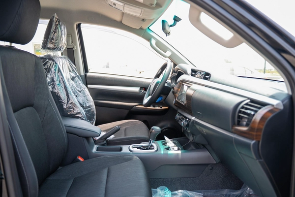 TOYOTA HILUX SR5 2.7 MODEL 2025 GCC AUTOMATIC FULL OPTION