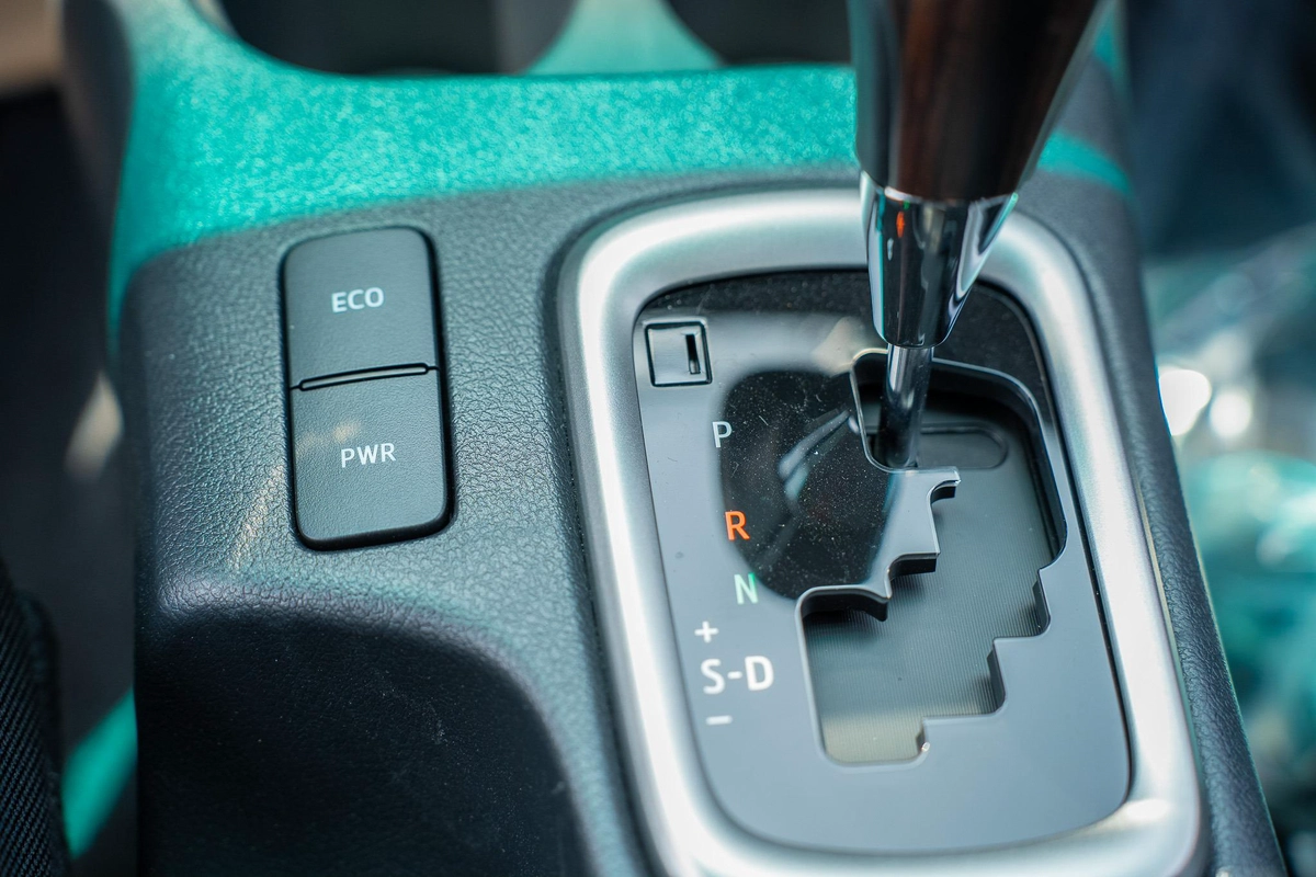 TOYOTA HILUX SR5 2.7 MODEL 2025 GCC AUTOMATIC FULL OPTION-12-12