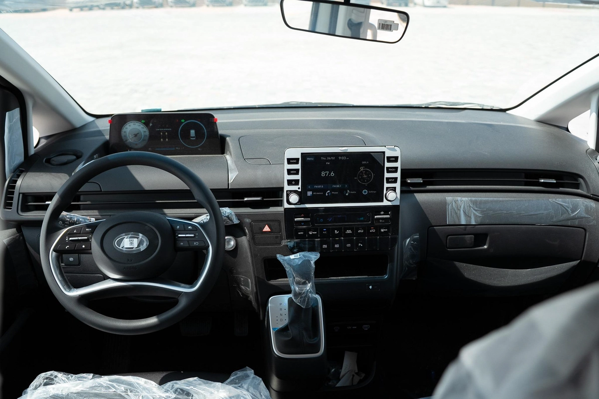 Hyundai Staria Prestige 2.2 Diesel | 11 Seater | 8AT | GCC Specifications | Full Options-23-23