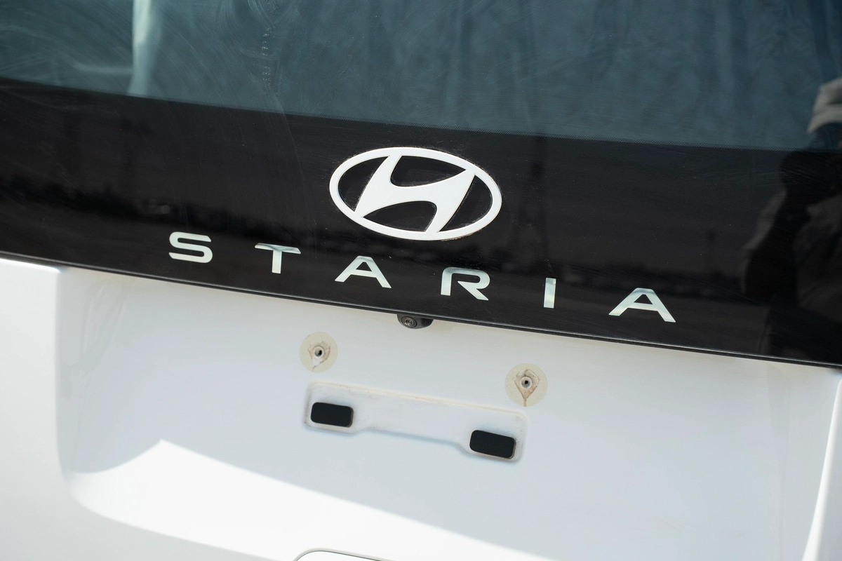 Hyundai Staria Prestige 2.2 Diesel | 11 Seater | 8AT | GCC Specifications | Full Options-24-24