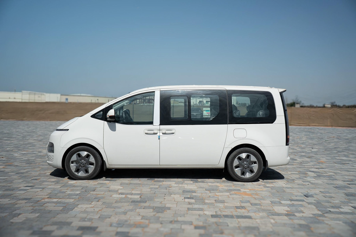 Hyundai Staria Prestige 2.2 Diesel | 11 Seater | 8AT | GCC Specifications | Full Options-16-16