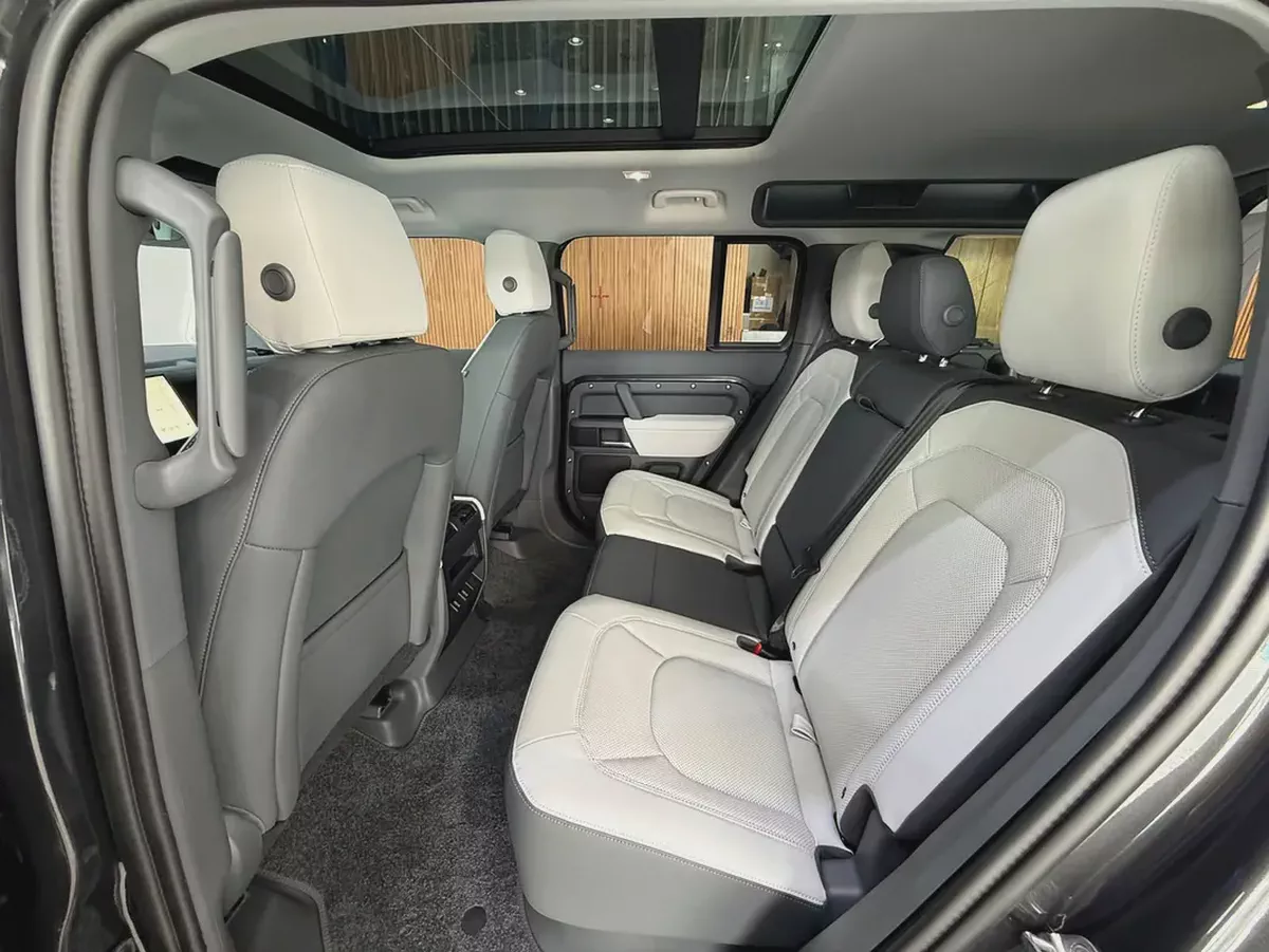 2026 - Land Rover Defender X-Dynamic SE P400 - Brand New for 377,000.00 AED-9-9
