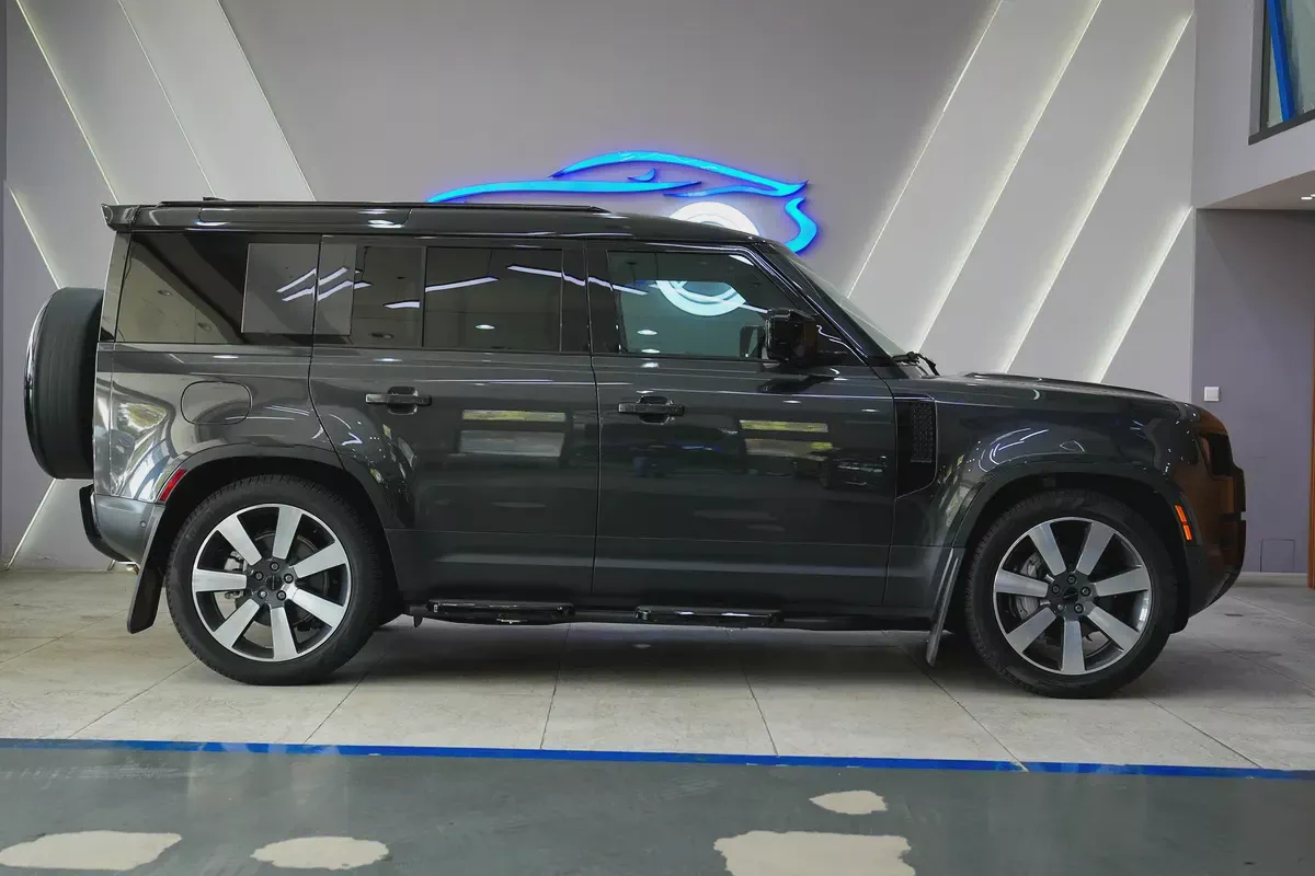 2026 - Land Rover Defender X-Dynamic SE P400 - Brand New for 377,000.00 AED-5-5