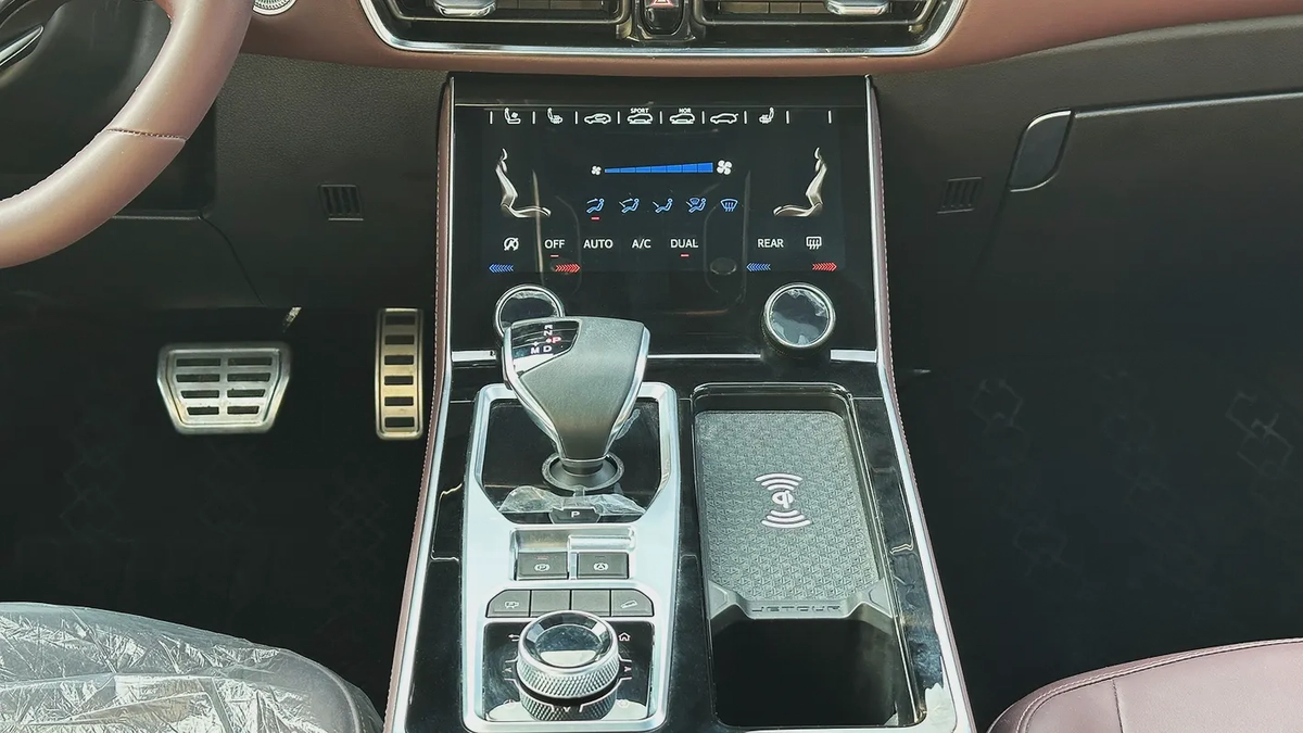 Jetour X90 Plus Luxury 2024 GCC 2.0L Turbo Low Mileage-10-10