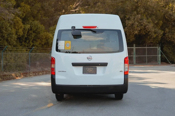 High-Roof 13-Seater Passenger Van | Manual | GCC Specs | Ref#N65839