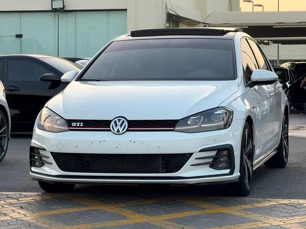 جولف GTI موديل 2018 خليجى بانوراما فل اوبشن صبغ الوكاله بحاله ممتازه