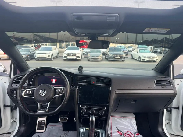 جولف GTI موديل 2018 خليجى بانوراما فل اوبشن صبغ الوكاله بحاله ممتازه