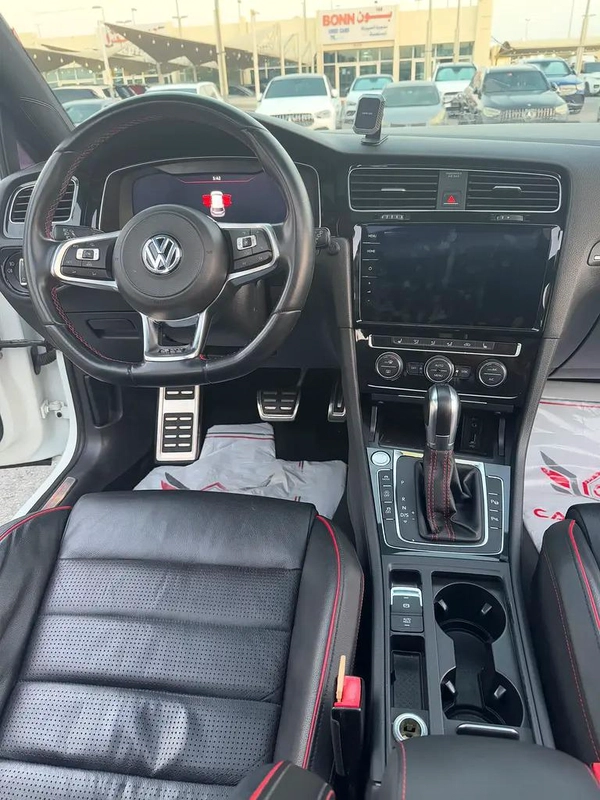 جولف GTI موديل 2018 خليجى بانوراما فل اوبشن صبغ الوكاله بحاله ممتازه