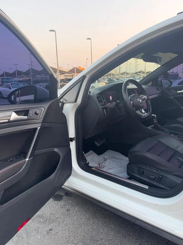 جولف GTI موديل 2018 خليجى بانوراما فل اوبشن صبغ الوكاله بحاله ممتازه
