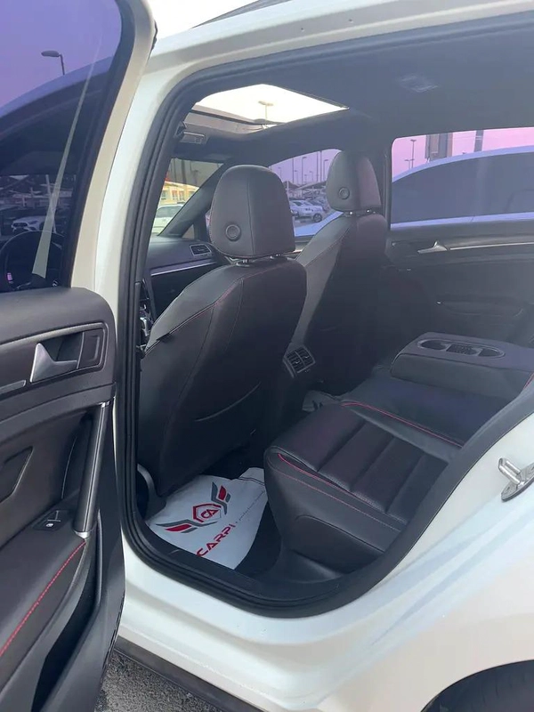 جولف GTI موديل 2018 خليجى بانوراما فل اوبشن صبغ الوكاله بحاله ممتازه