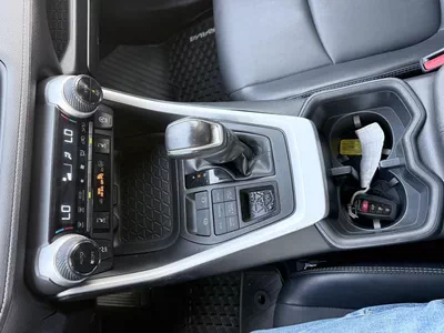 Toyota RAV4 XLE premium 2.5L-9