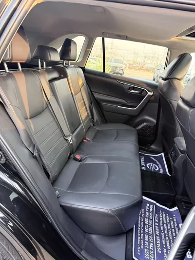 Toyota RAV4 XLE premium 2.5L-17