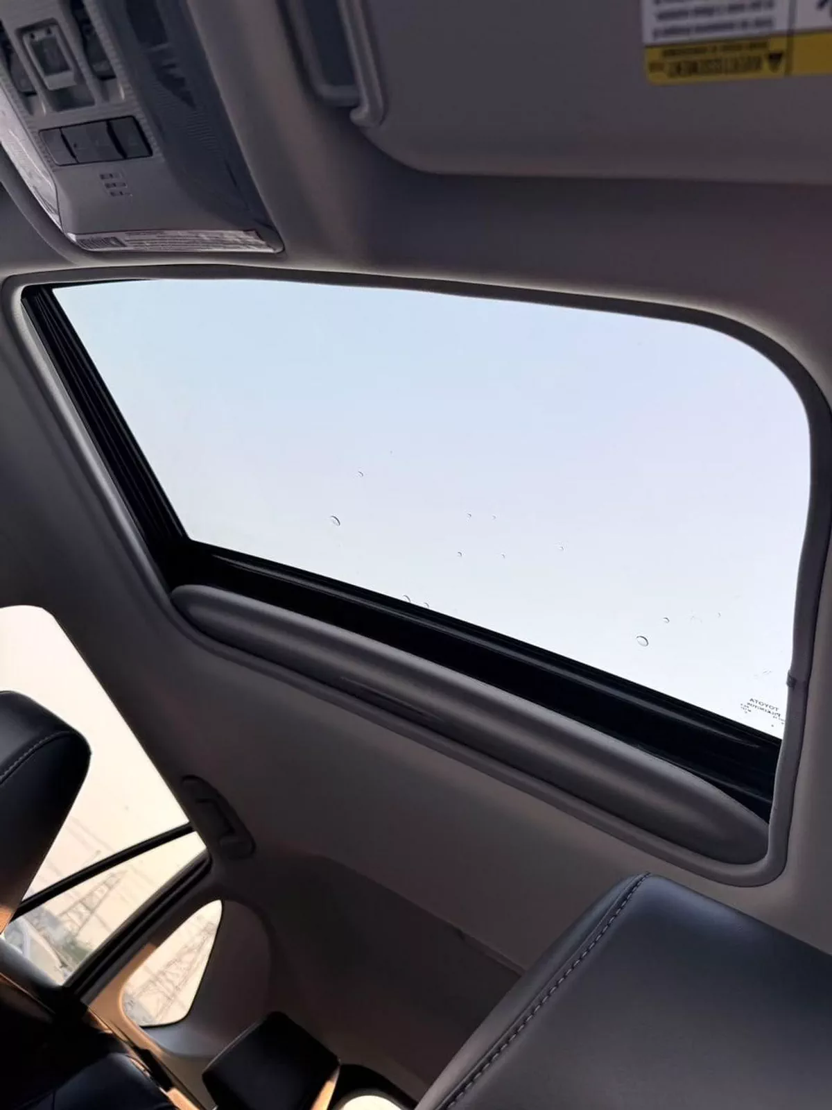 Toyota RAV4 XLE premium 2.5L-12-0