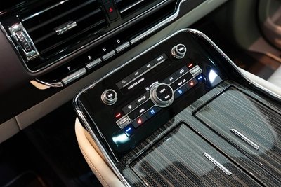 Lincoln Navigator Presidential 2023-14