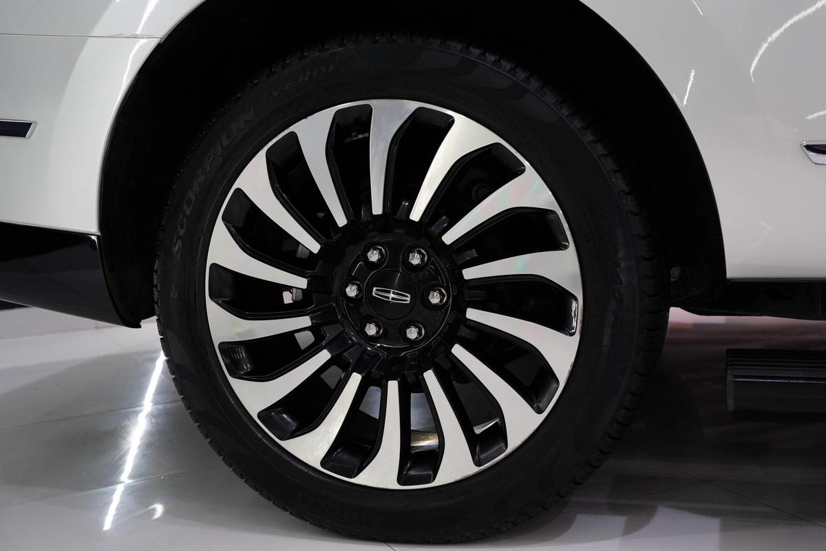 Lincoln Navigator Presidential 2023-19-19