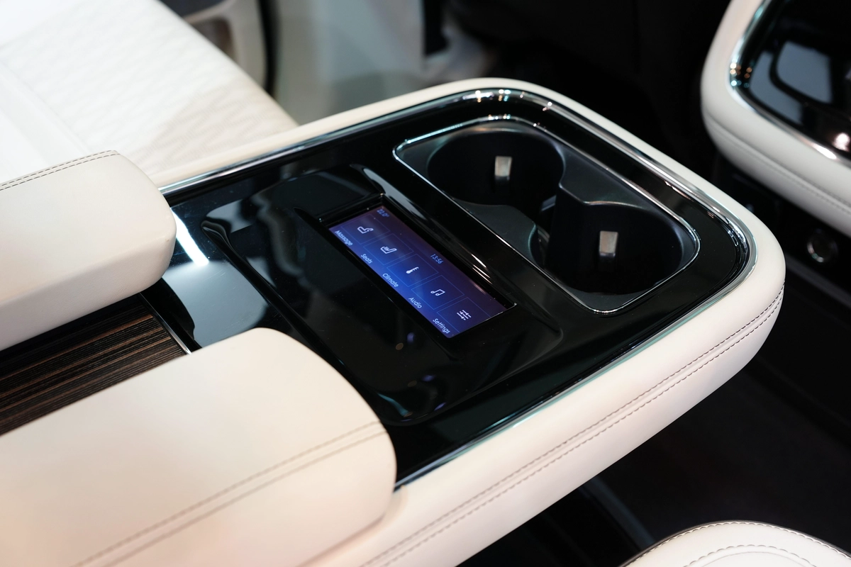 Lincoln Navigator Presidential 2023-13-13
