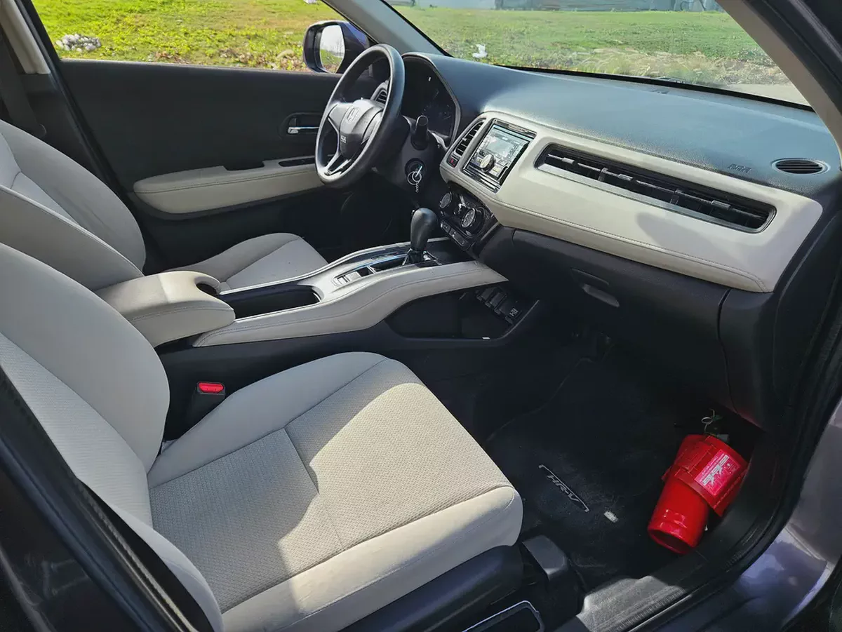 Honda HR-V EX 2020 GCC Specs - Mid Option Compact Family SUV Single Owned Car-10-10