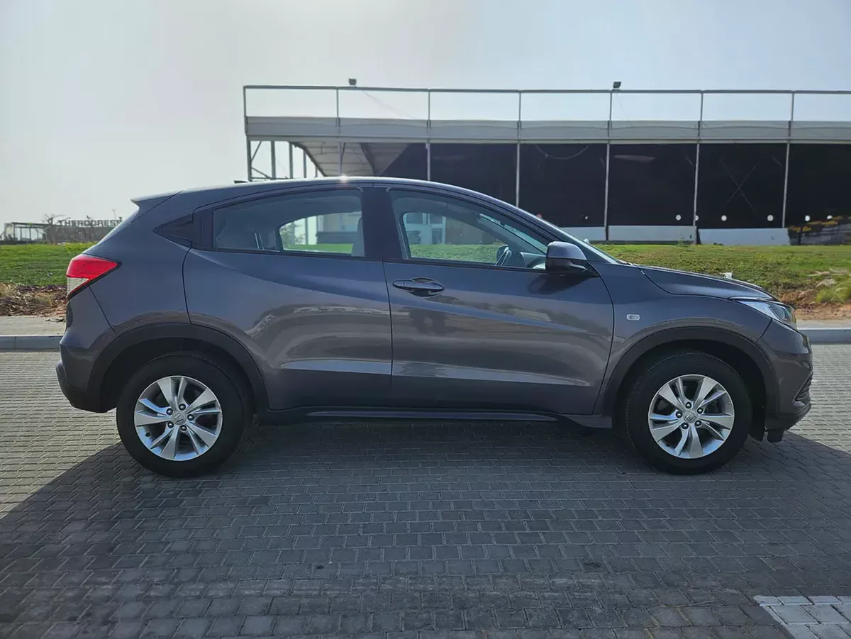 Honda HR-V EX 2020 GCC Specs - Mid Option Compact Family SUV Single Owned Car-17-17