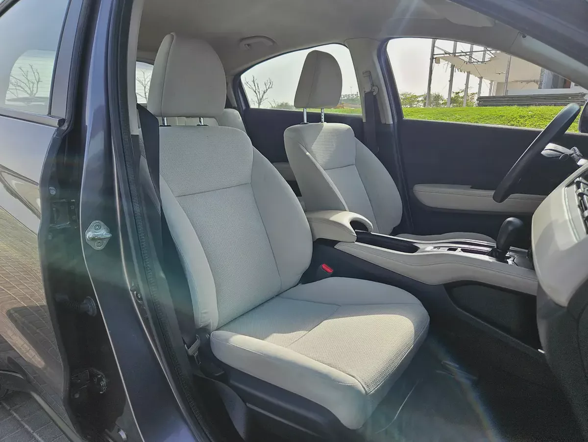 Honda HR-V EX 2020 GCC Specs - Mid Option Compact Family SUV Single Owned Car-7-7