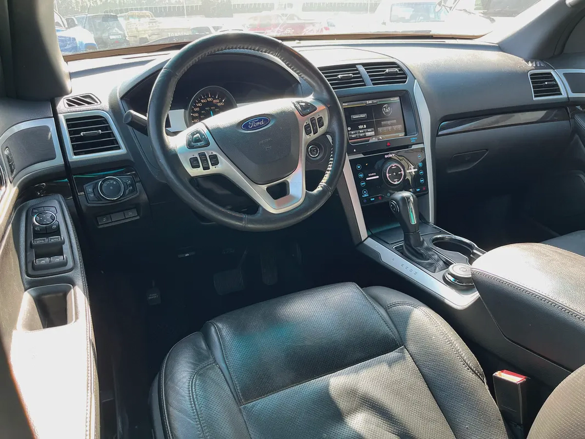 Ford Explorer Platinum-8-8