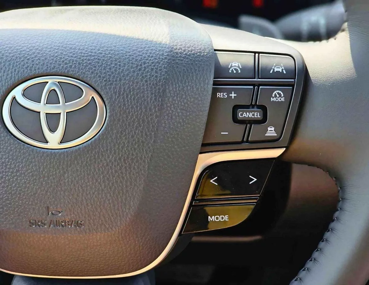 Toyota Camry GLE TOYOTA CAMRY GLE || RADAR | LEATHER + ELECTRIC SEAT | DUAL AC | 1 CAM PANORAIC ROOF | PETROL AT 2.5L-23-0