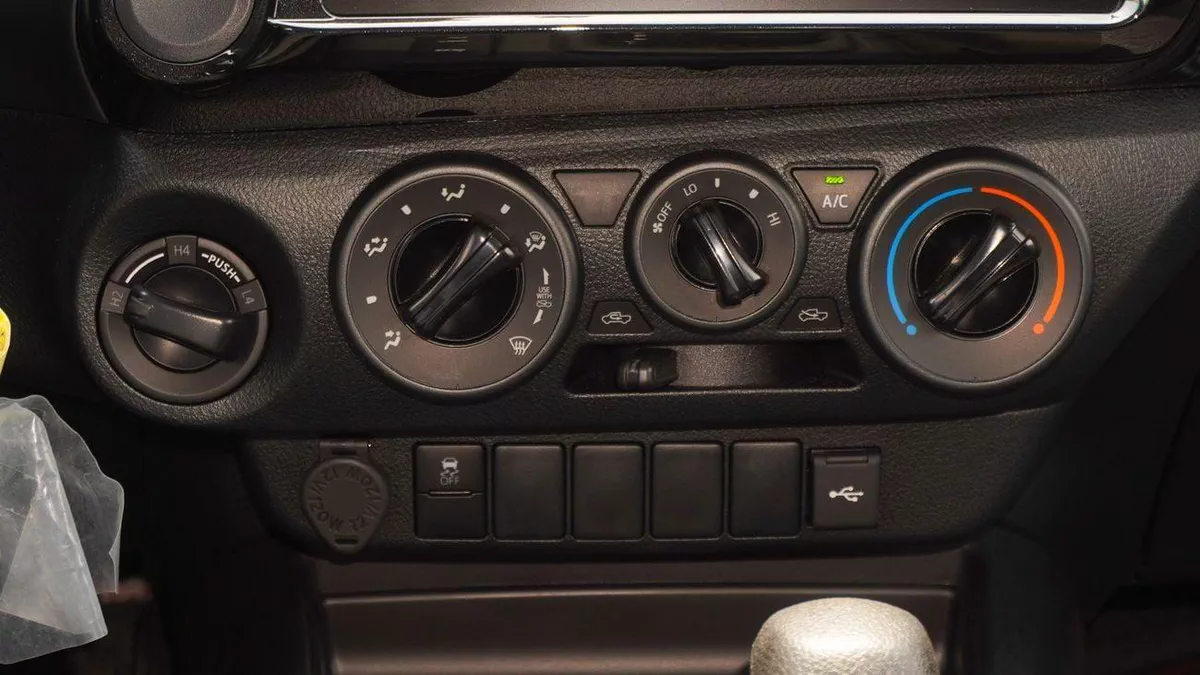 Toyota Hilux 2.7L 4WD A/T-13-0