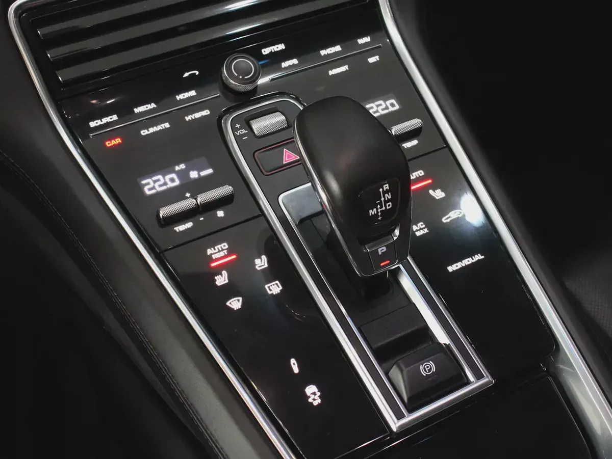 2020 - Porsche Panamera Turbo S E-Hybrid - Prestige Condition for 360,000.00 AED-19-19