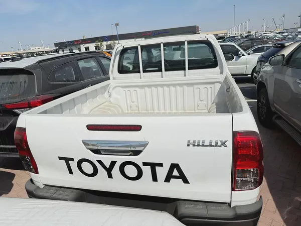 Toyota Hilux SR5 2026 - 2.4 diesel European Specs - Brand New!